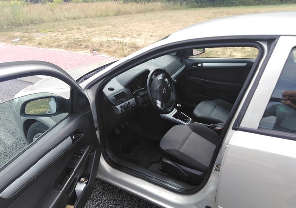 Opel Astra cena 13750 przebieg: 318700, rok produkcji 2009 z Kielce małe 277